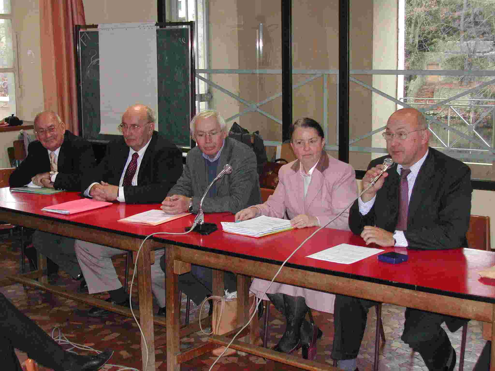 Assemble gnrale de lassociation  Les Amis de Maurice Rollinat  du 18 novembre 2007. De gauche  droite : M. Andr Louis, trsorier, M. Rgis Miannay, prsident, M. Jean-Claude Dugenest, maire de Fresselines et conseiller gnral de Dun-le-Palestel, Mme le Dr Catherine Rault-Crosnier, secrtaire, et M. Michel Sapin, ancien ministre et dput-maire dArgenton-sur-Creuse.